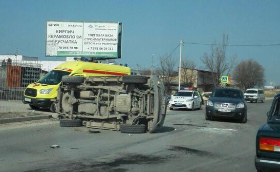 В Севастополе на «бедовом» перекрёстке перевернулся автомобиль (фото, видео)